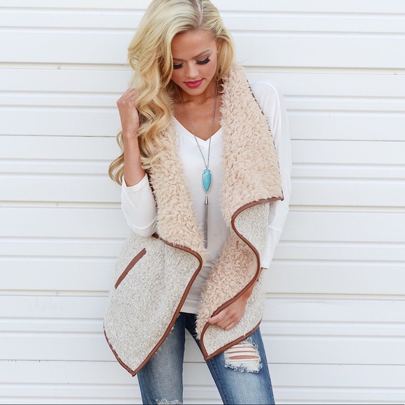 Jackets & Blazers - NWT Faux Fur Shearling Soft Cozy Vest Beige